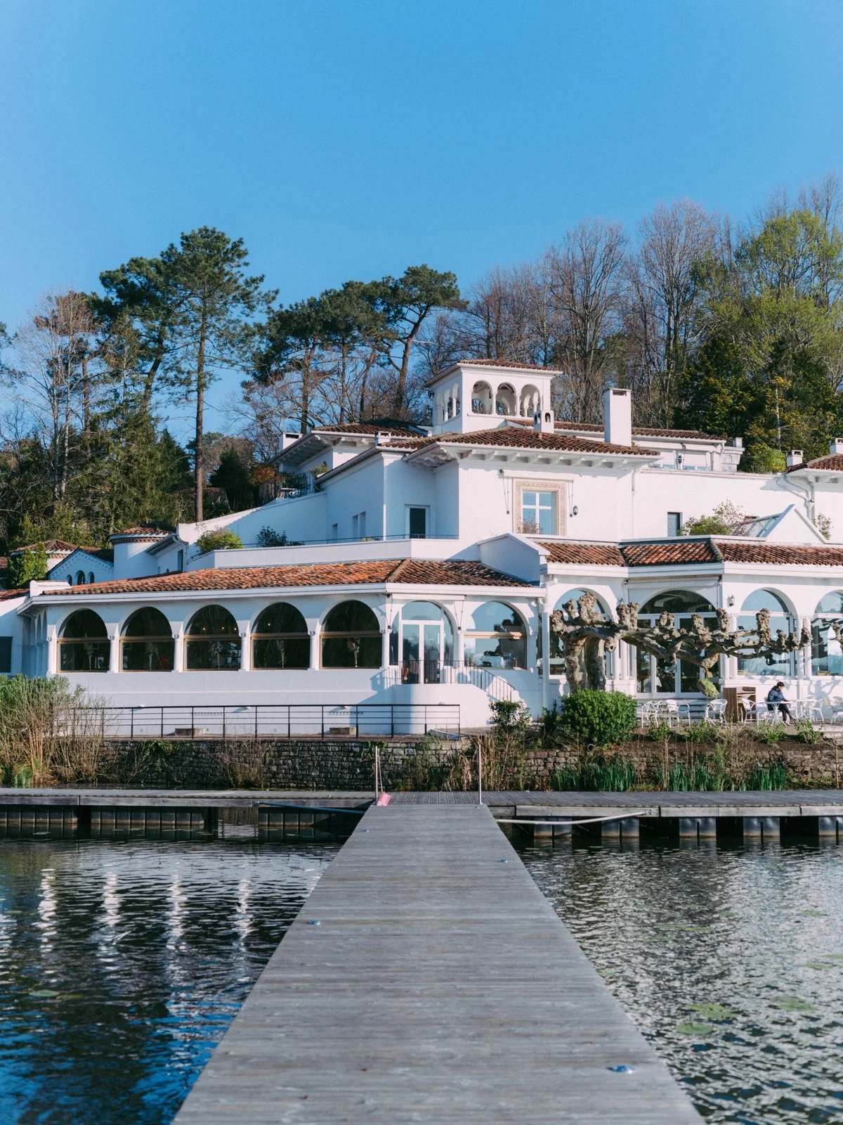 Brindos, Lac & Château, backstory