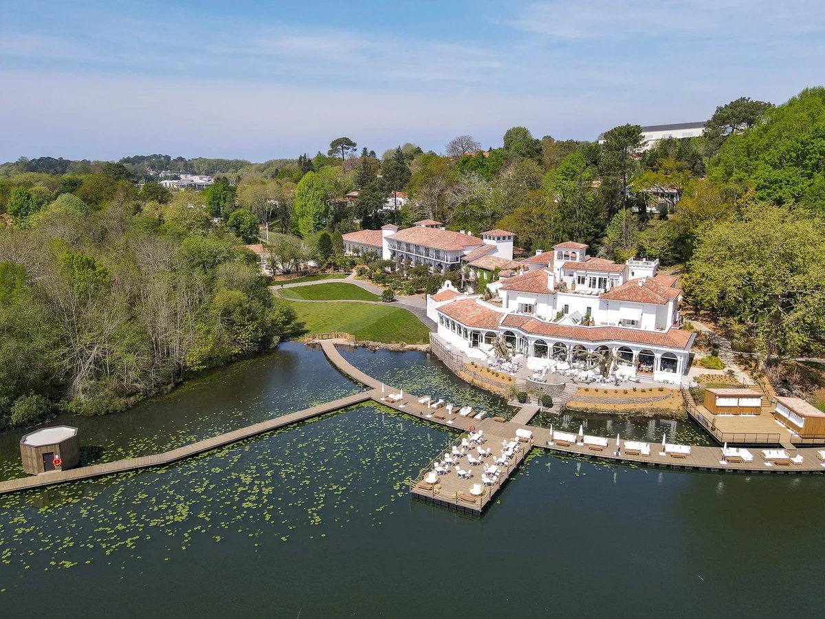 Brindos, Lac & Château, backstory