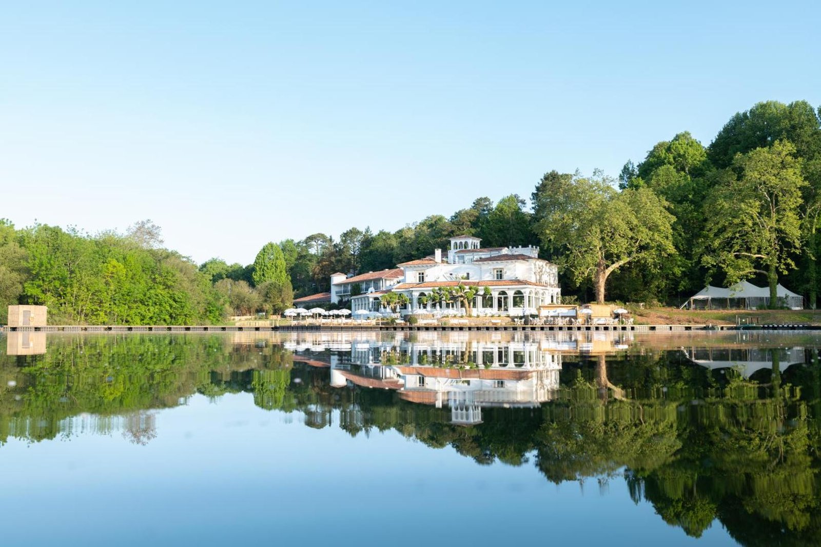 Brindos, Lac & Château, backstory