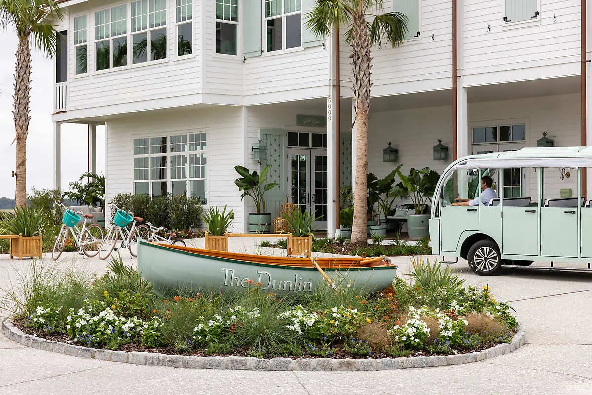 The Dunlin, Auberge Collection, backstory