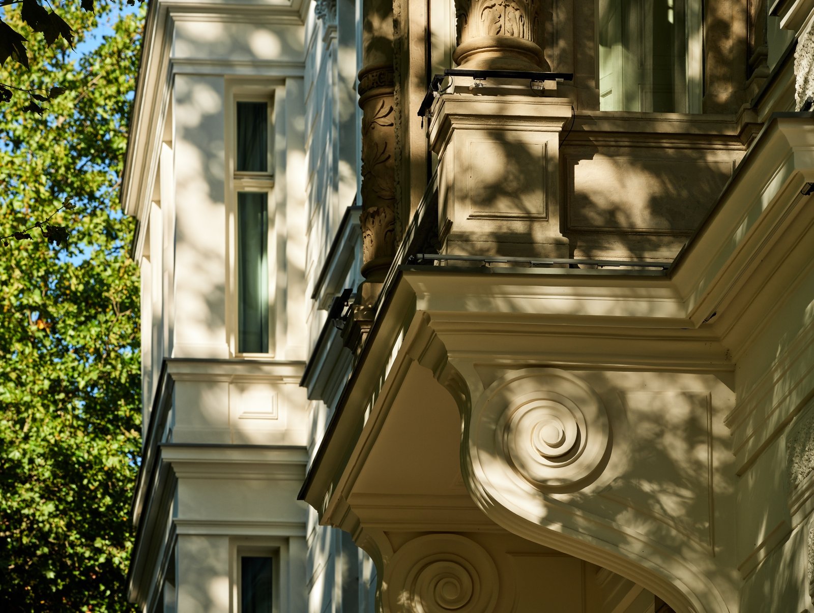 Hotel Altus Palace, backstory