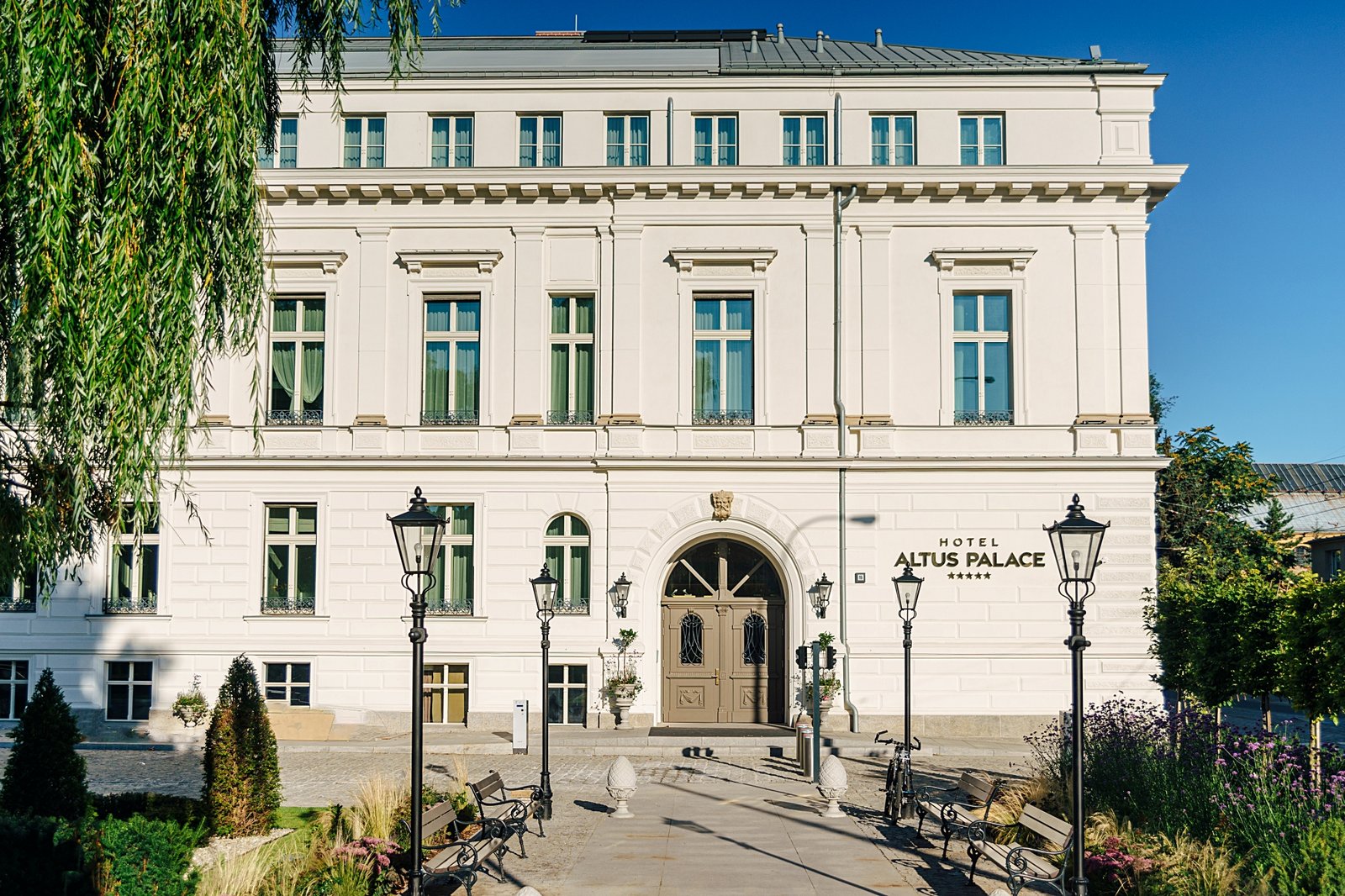 Hotel Altus Palace, backstory