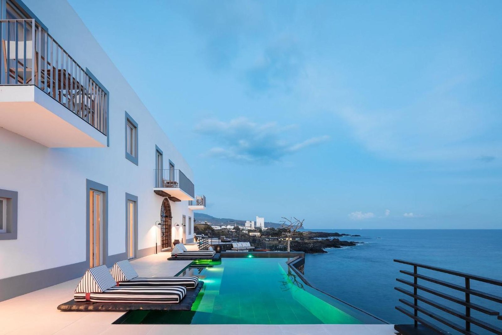 White Exclusive Suites & Villas, the pool