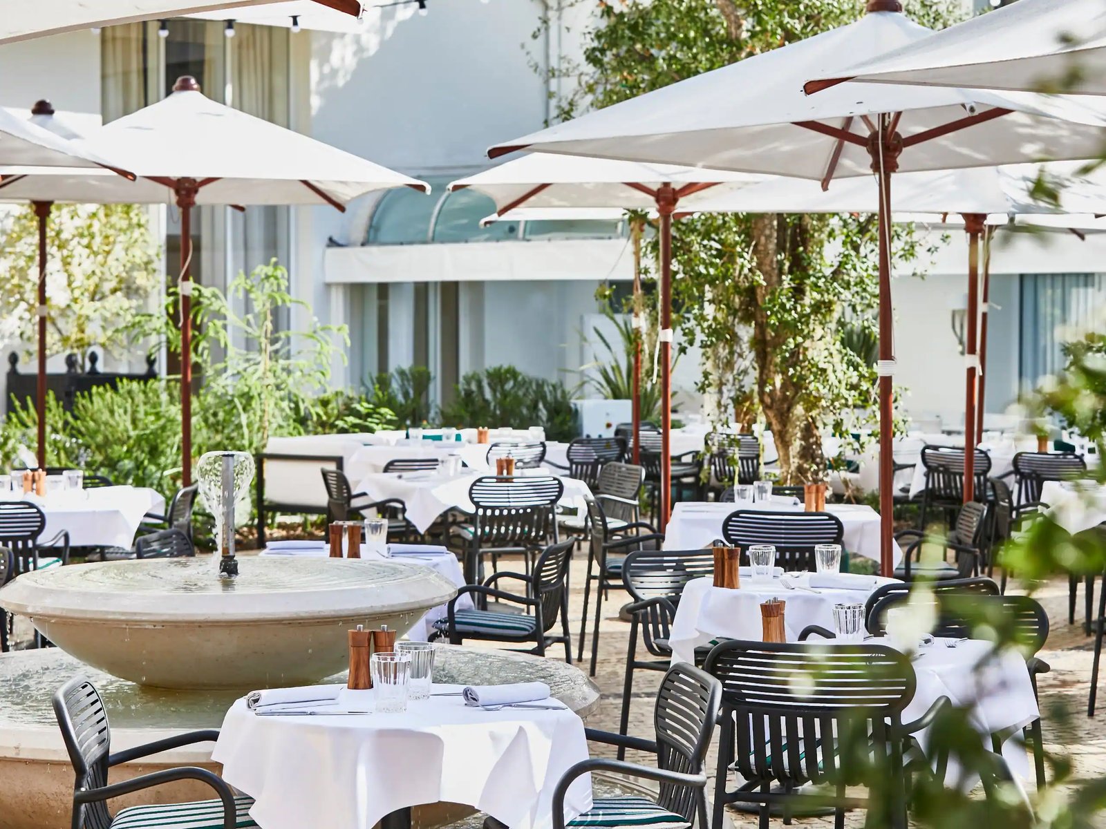 Hôtel Martinez - The Unbound Collection by Hyatt, at the table