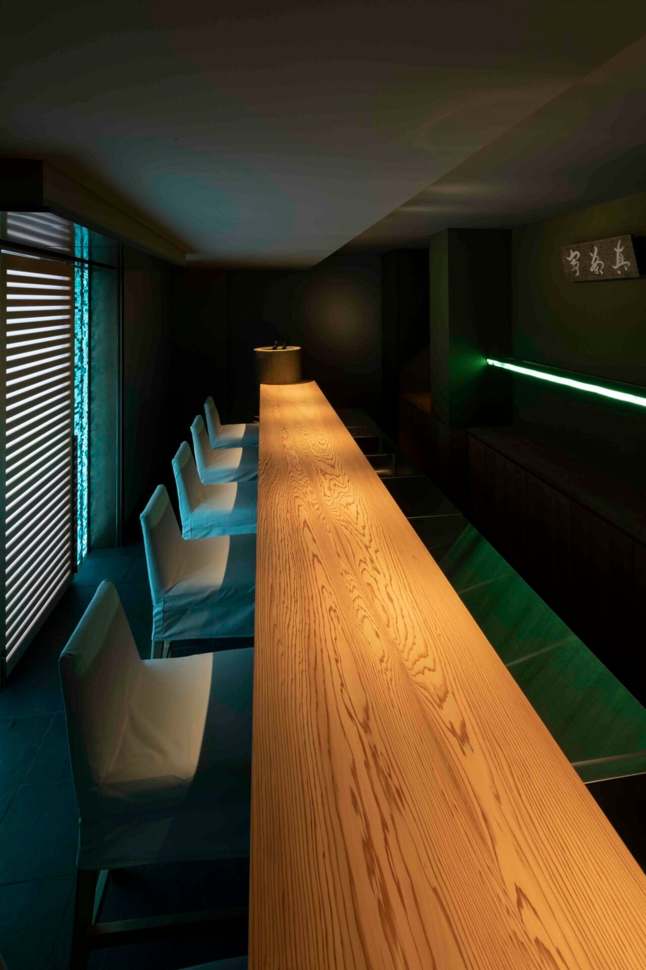 Shiroiya Hotel, at the table