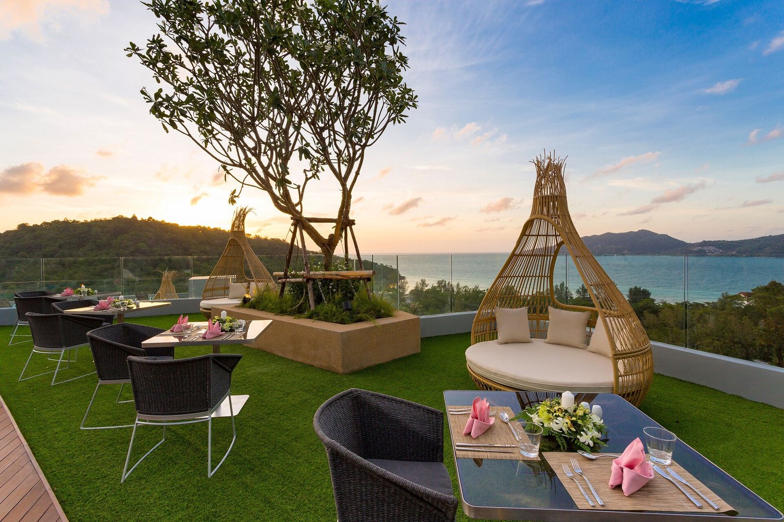 Crest Resort and Pool Villas, atmos restaurant
