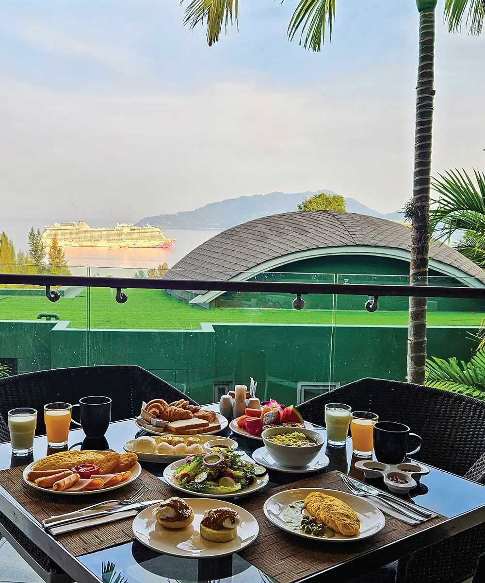 Crest Resort and Pool Villas, atmos restaurant