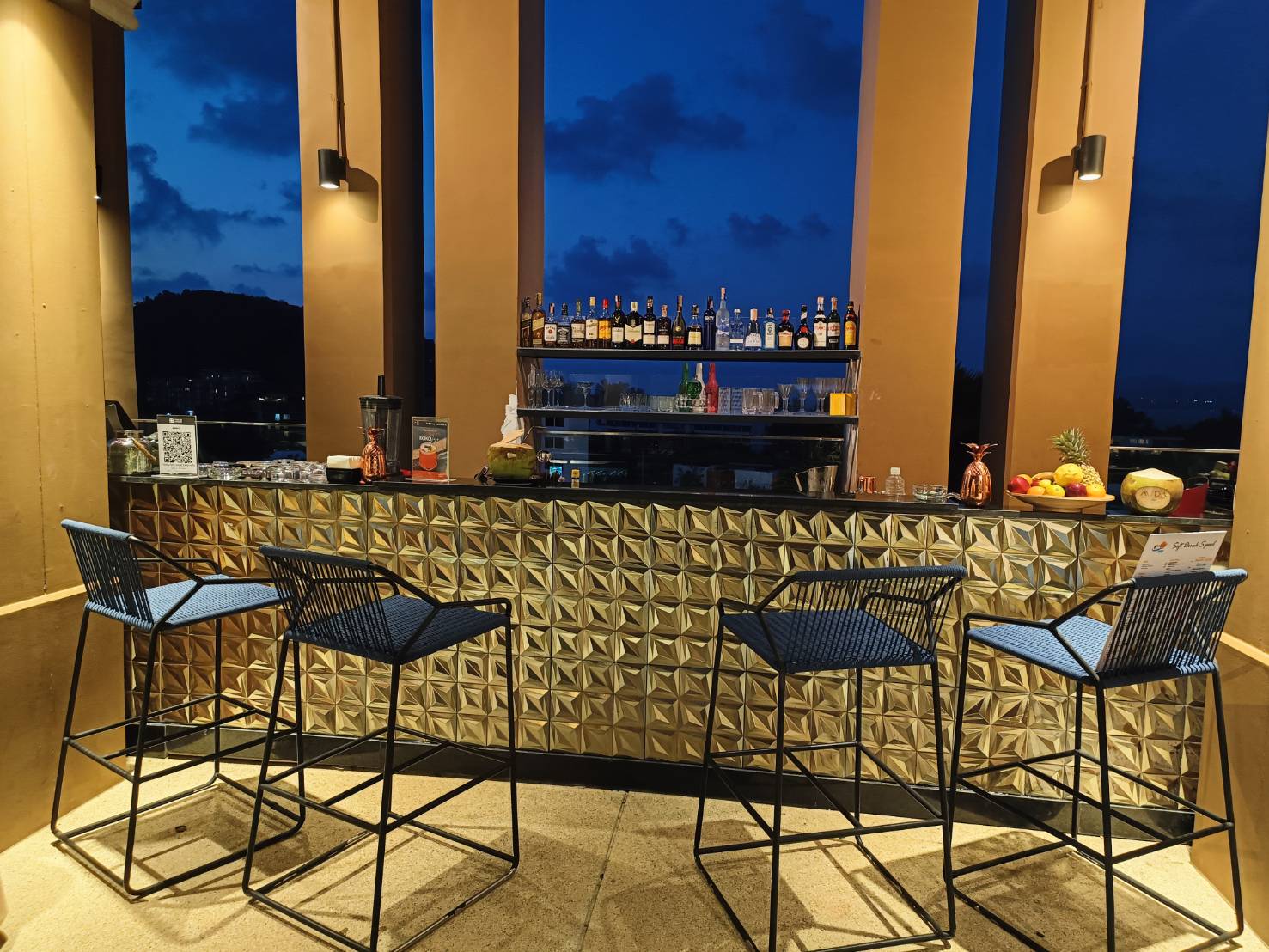 Mida Grande Resort Phuket, la lune rooftop bar