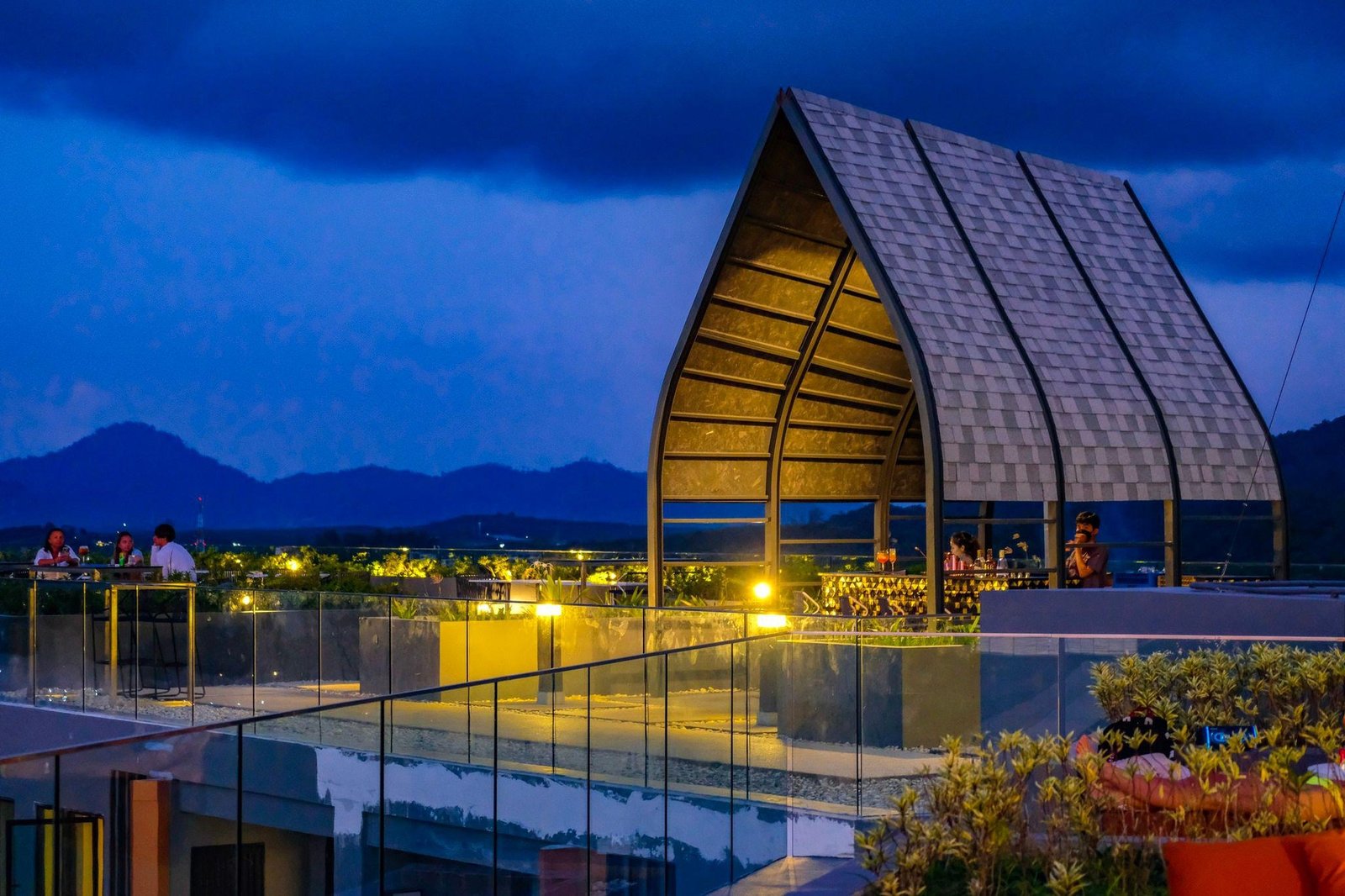 Mida Grande Resort Phuket, la lune rooftop bar