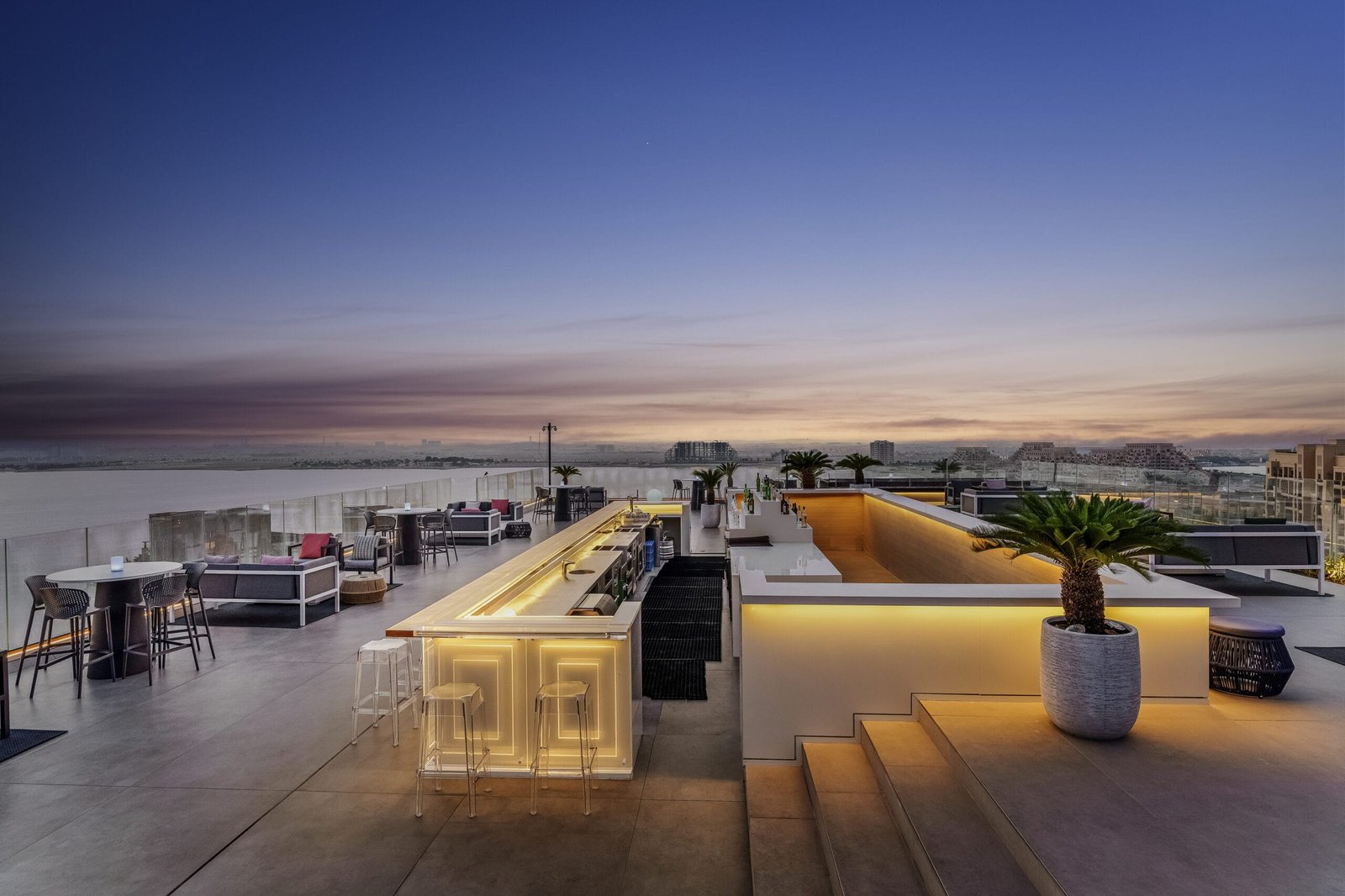 Mövenpick Resort Al Marjan Island, neo sky bar