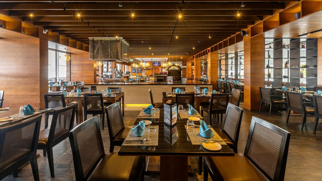 Le Méridien Phuket Beach Resort — eat & drink