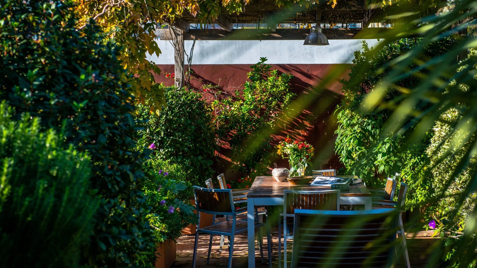 Be Jardín Escondido by Coppola, at the table