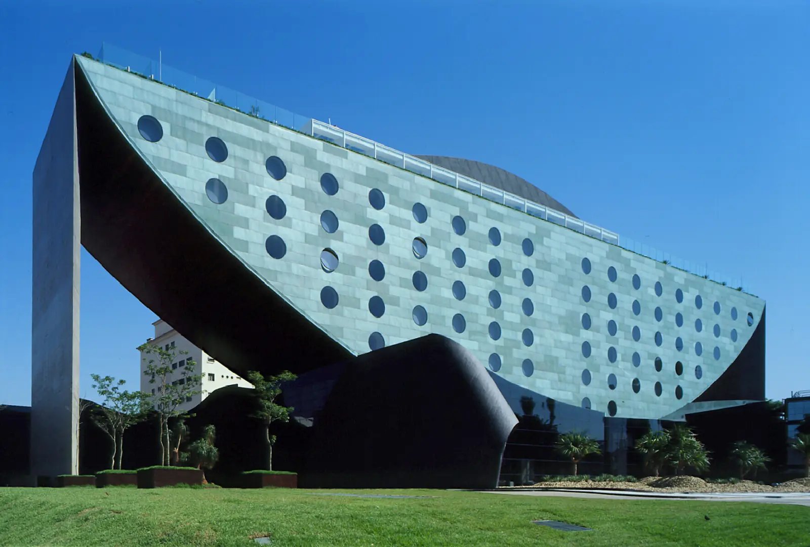 Hotel Unique, backstory
