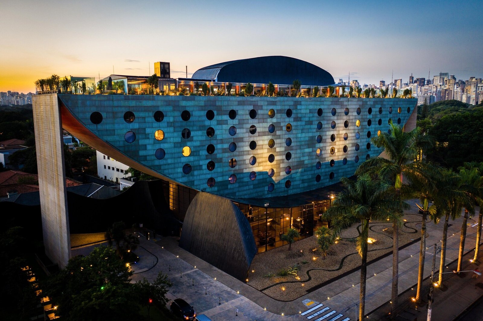 Hotel Unique, backstory
