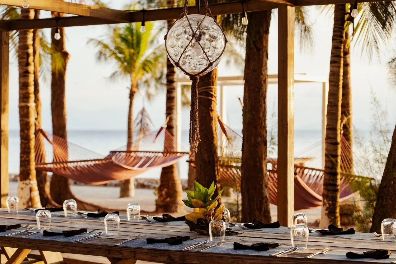 Thatch Caye Resort, eat & drink