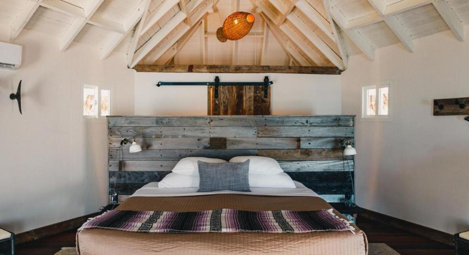Thatch Caye Resort, rooms