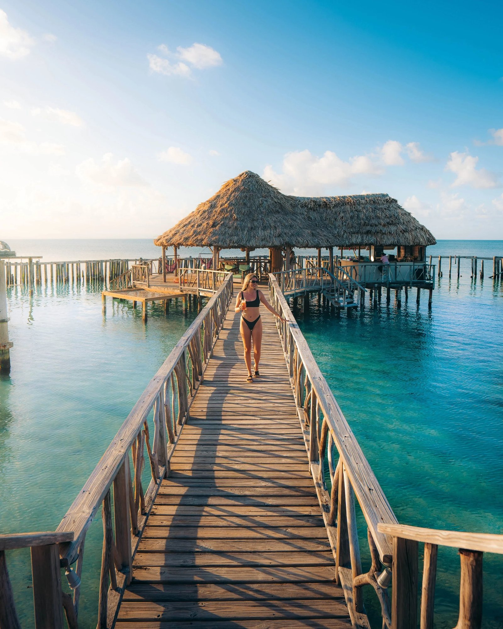 Thatch Caye Resort, eat & drink