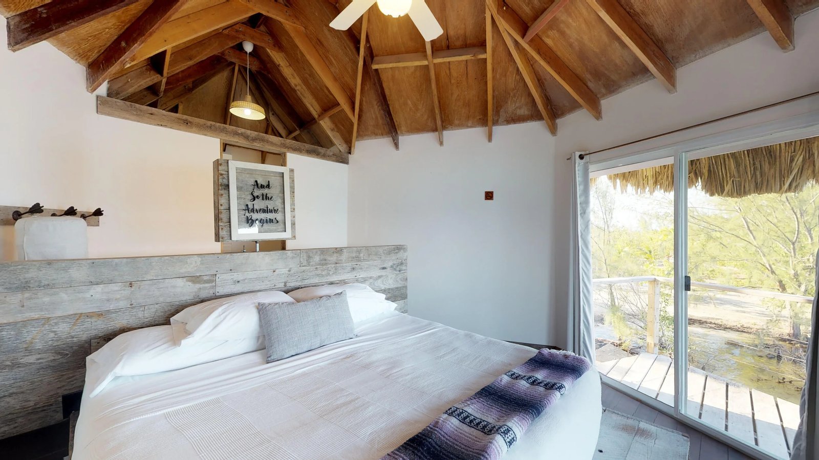 Thatch Caye Resort, rooms