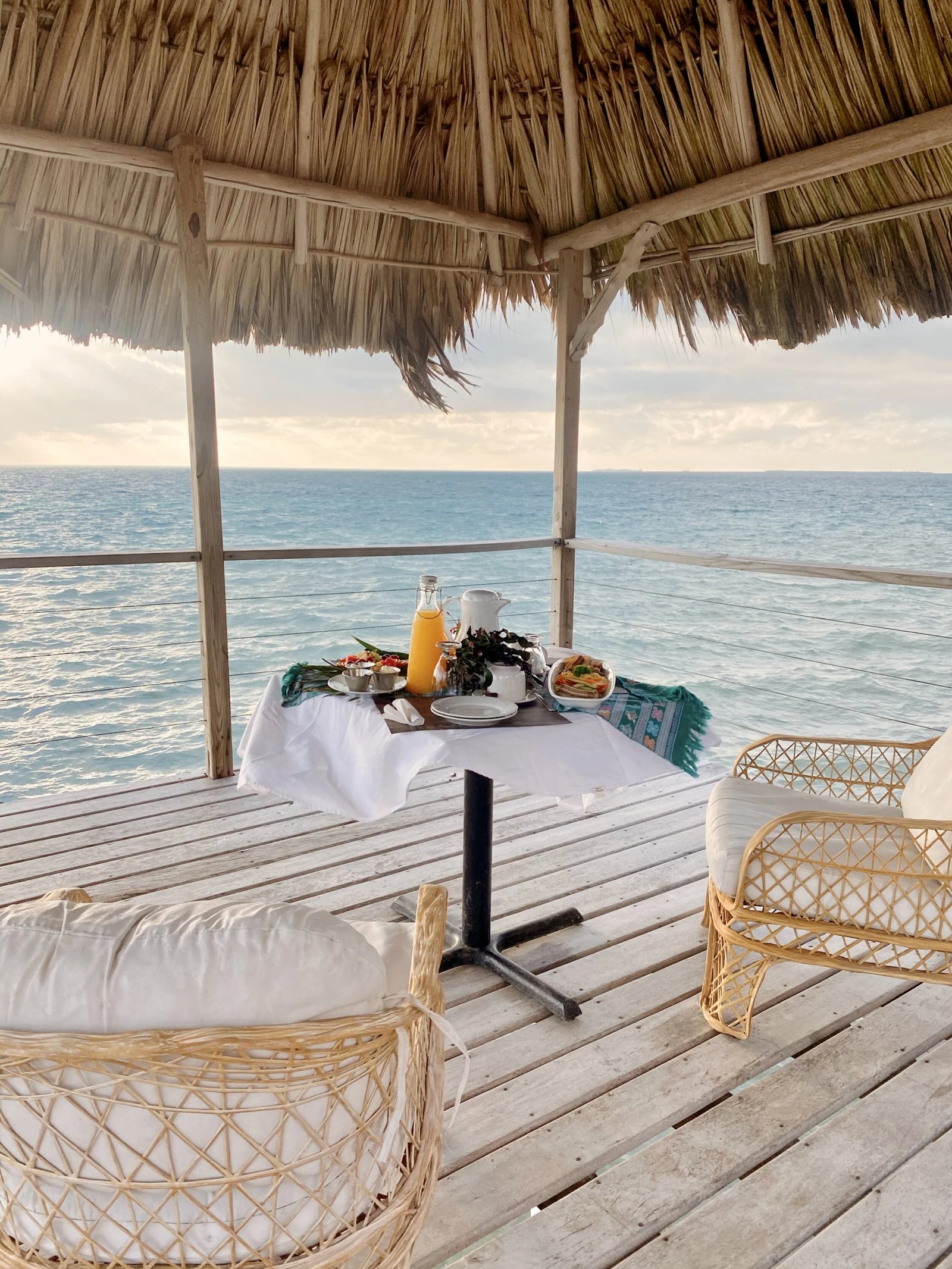Thatch Caye Resort, eat & drink