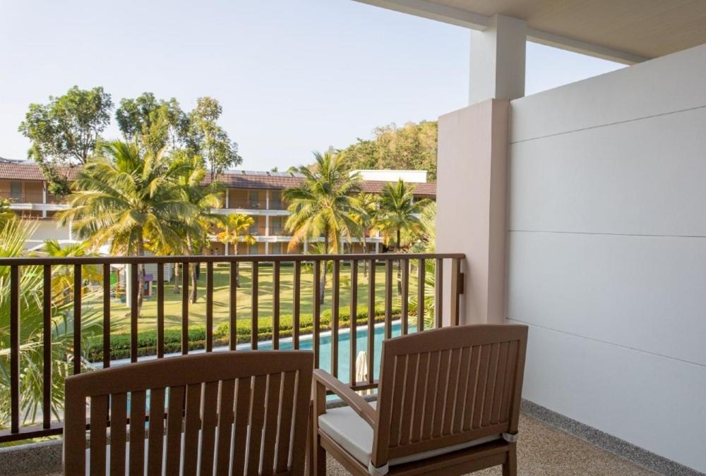 Katathani Phuket Beach Resort — vibe