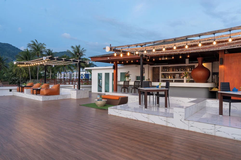 La Flora Resort Patong, the surface restaurant & bar