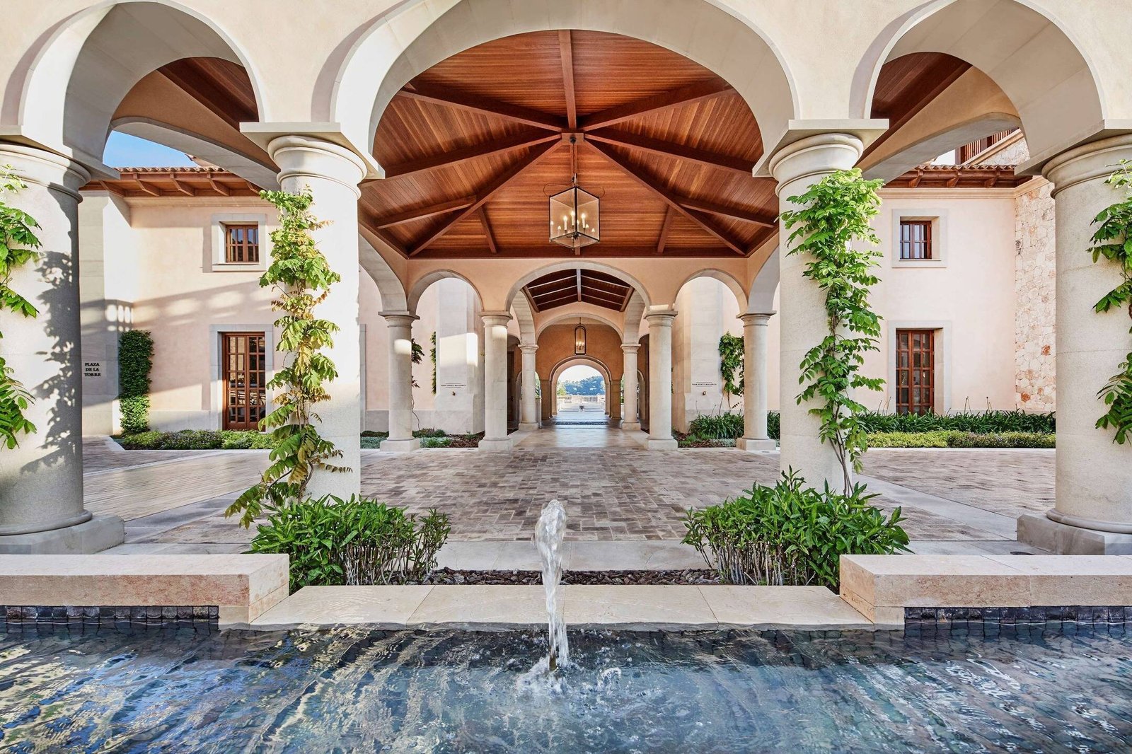 Cap Vermell Grand Hotel, vibe