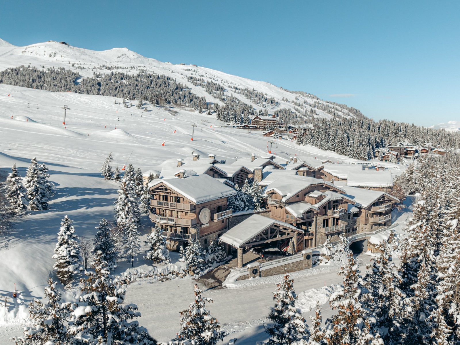 Hotel Le K2 Altitude, backstory