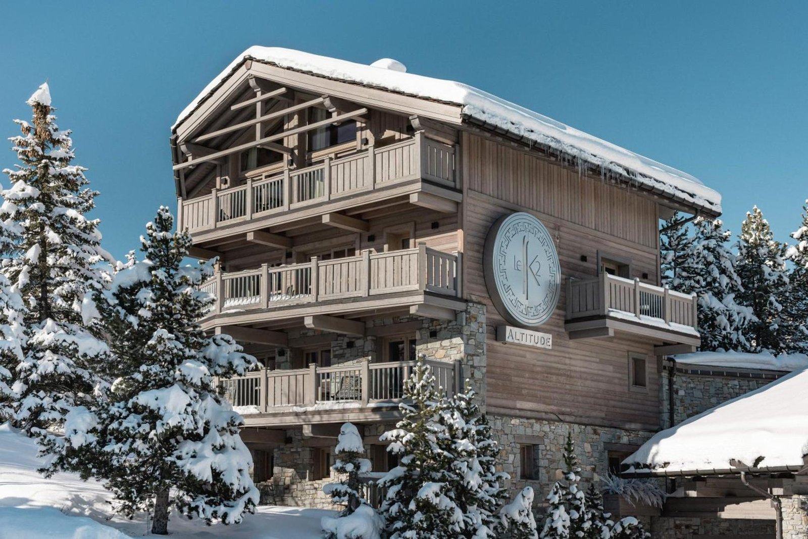Hotel Le K2 Altitude, backstory