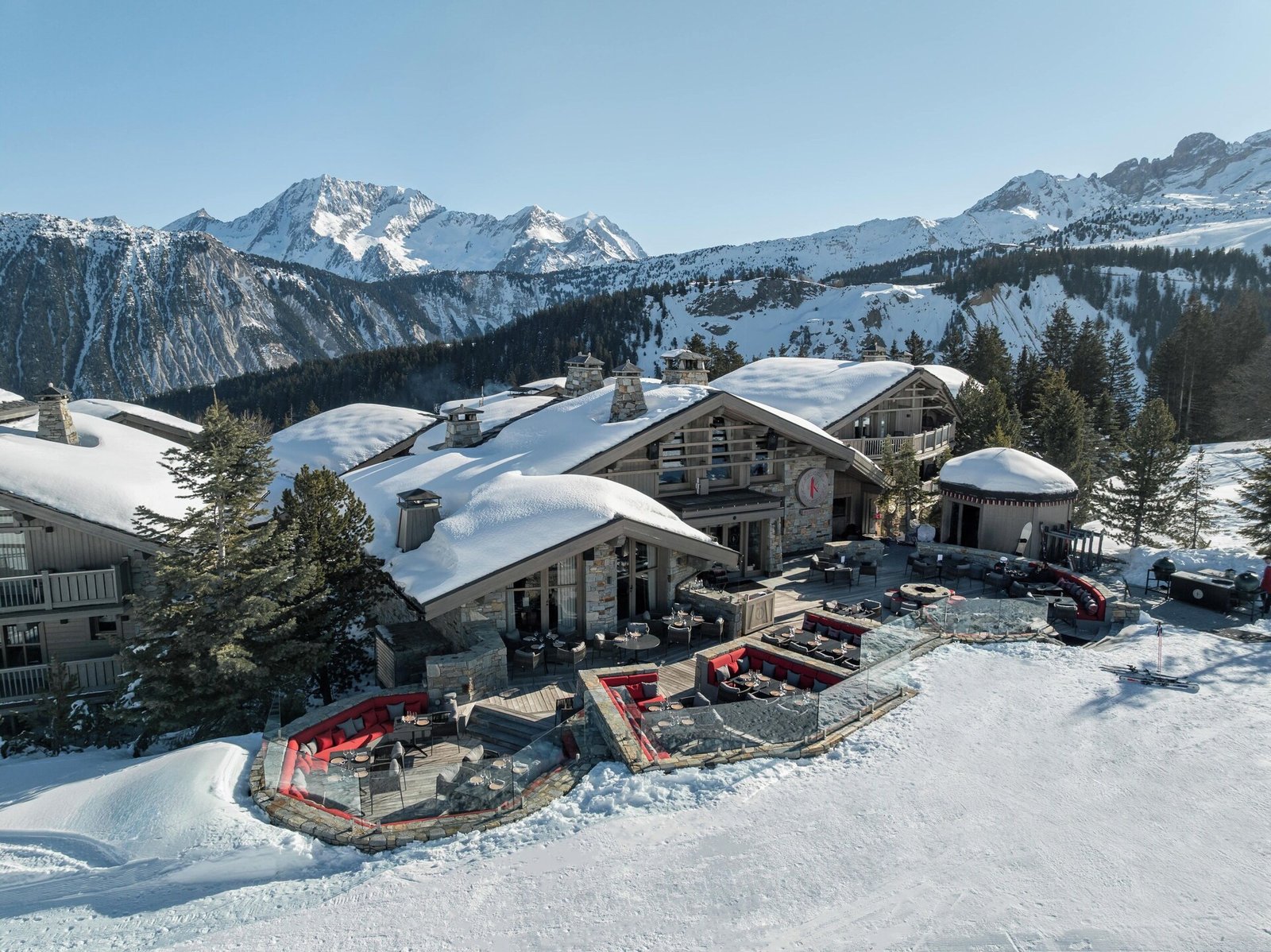 Hotel Le K2 Altitude, backstory
