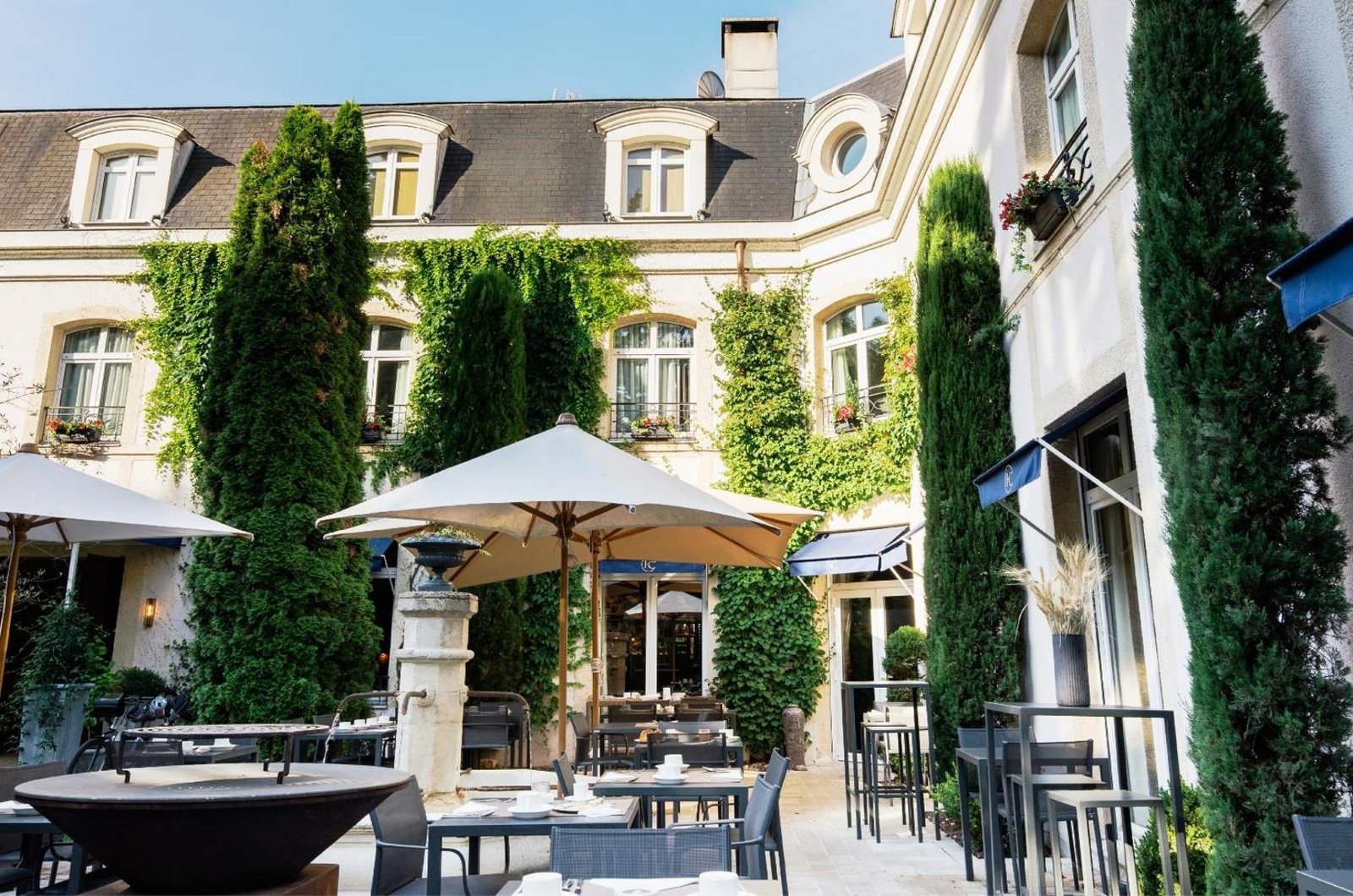 Cèdre Beaune, A Beauvallon Hotel & Spa, at the table