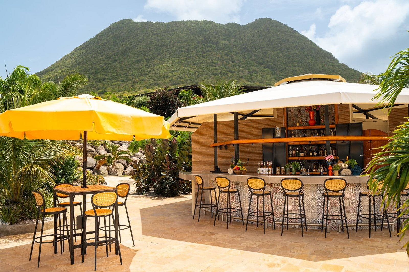 Golden Rock Dive & Nature Resort, eat & drink