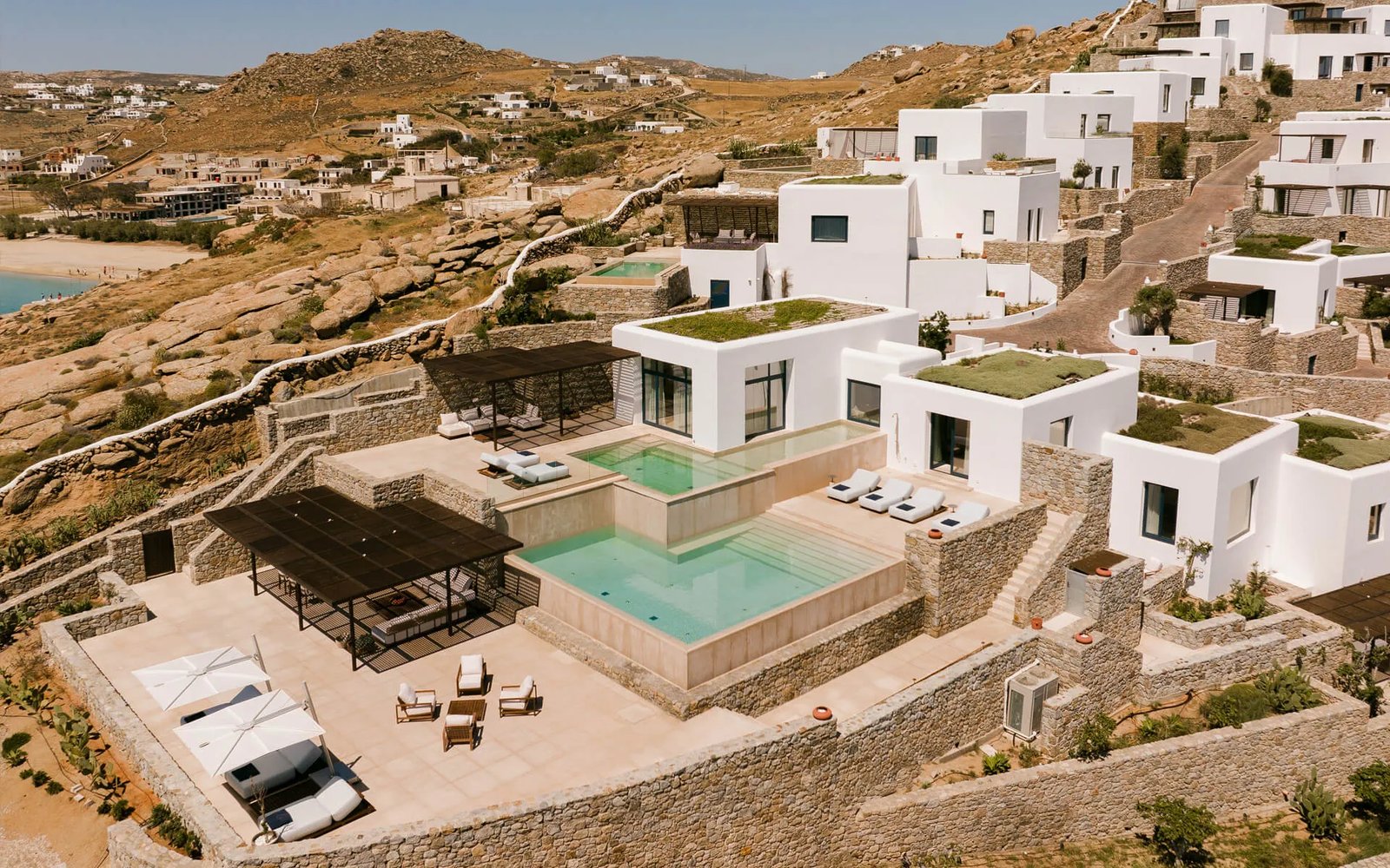 Cali Mykonos, backstory