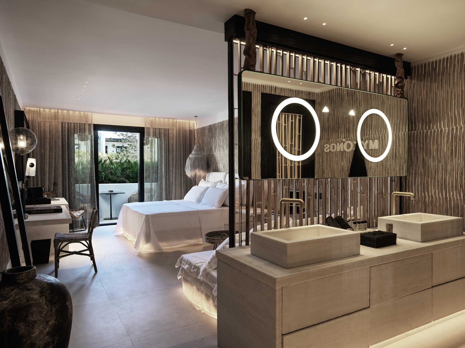 Myconian O, rooms