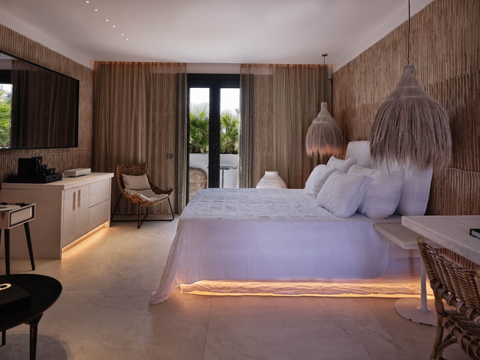 Myconian O, rooms