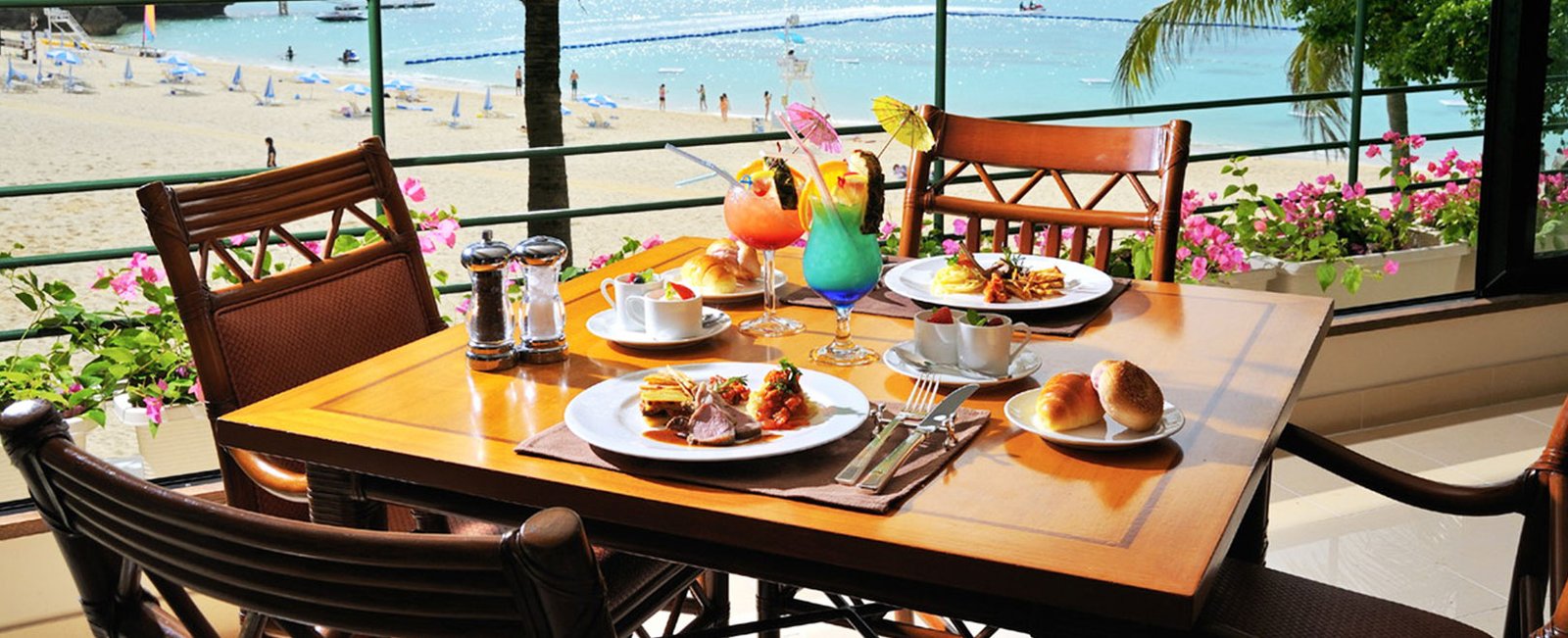 Moon Beach Museum Resort, at the table
