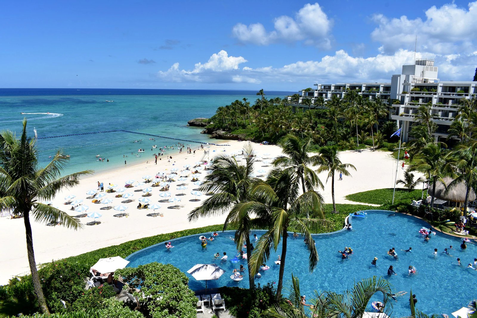 Moon Beach Museum Resort — vibe