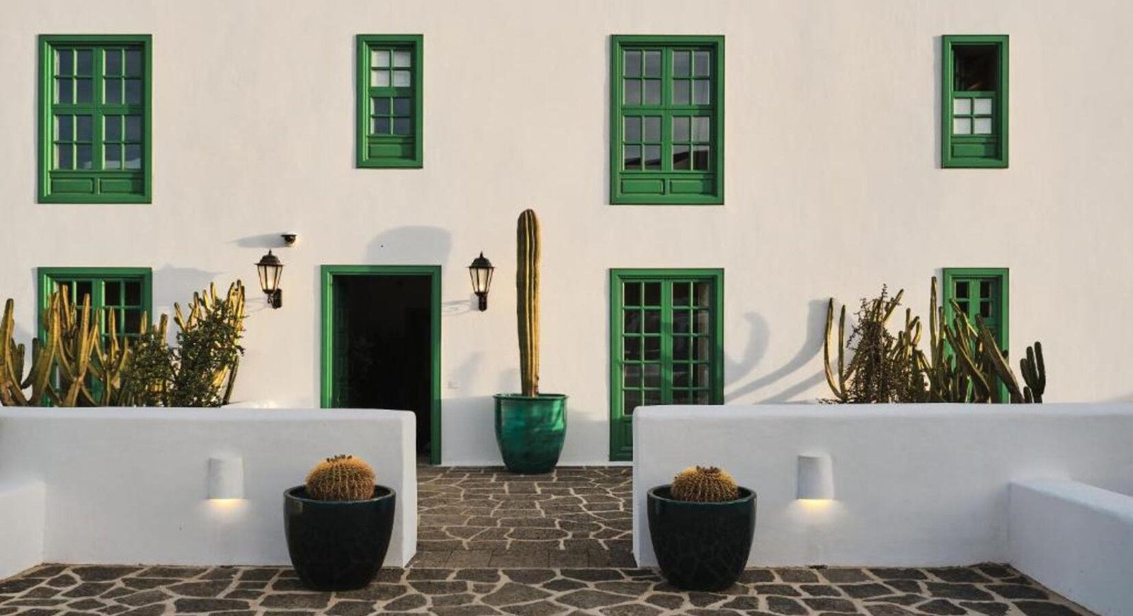 Hotel César Lanzarote, backstory