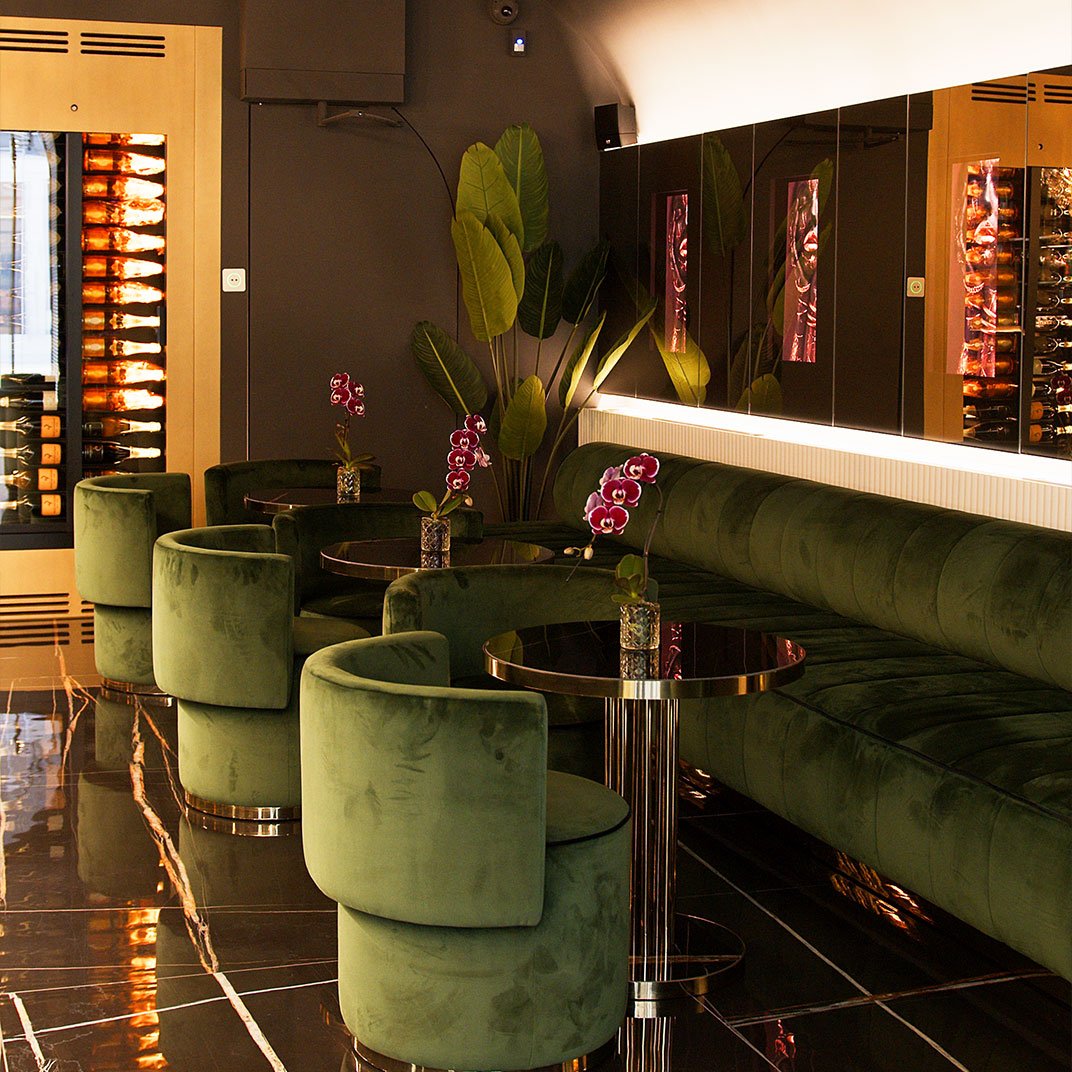 Bra Hotel Bari, at the table