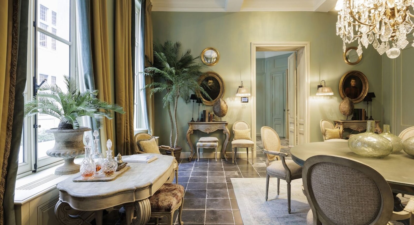 Cobergher Hotel, at the table