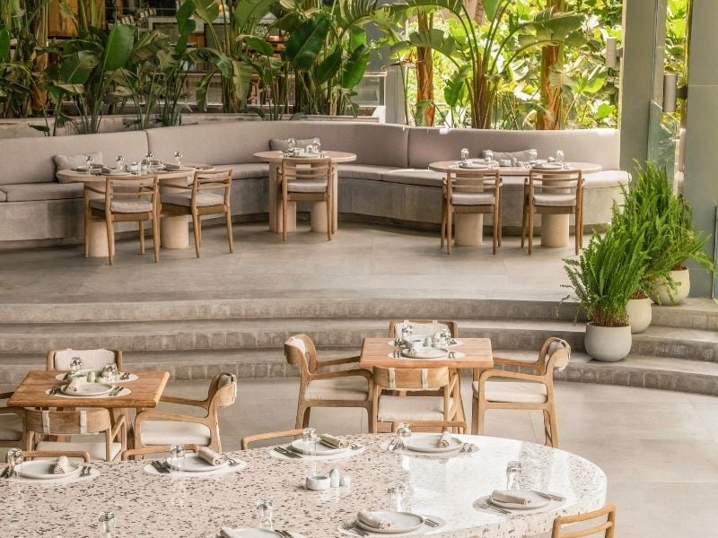 Dusit Thani Lakeview Cairo, at the table