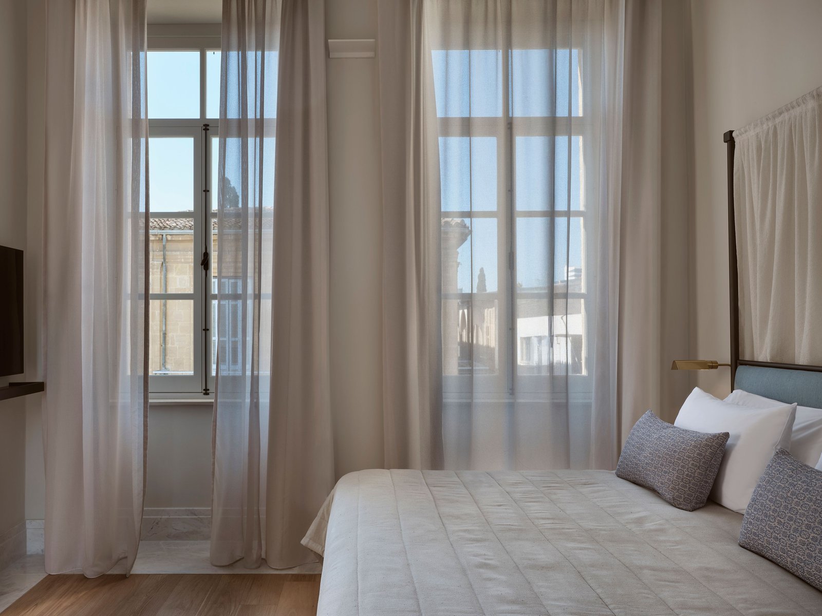 Amyth of Nicosia, rooms