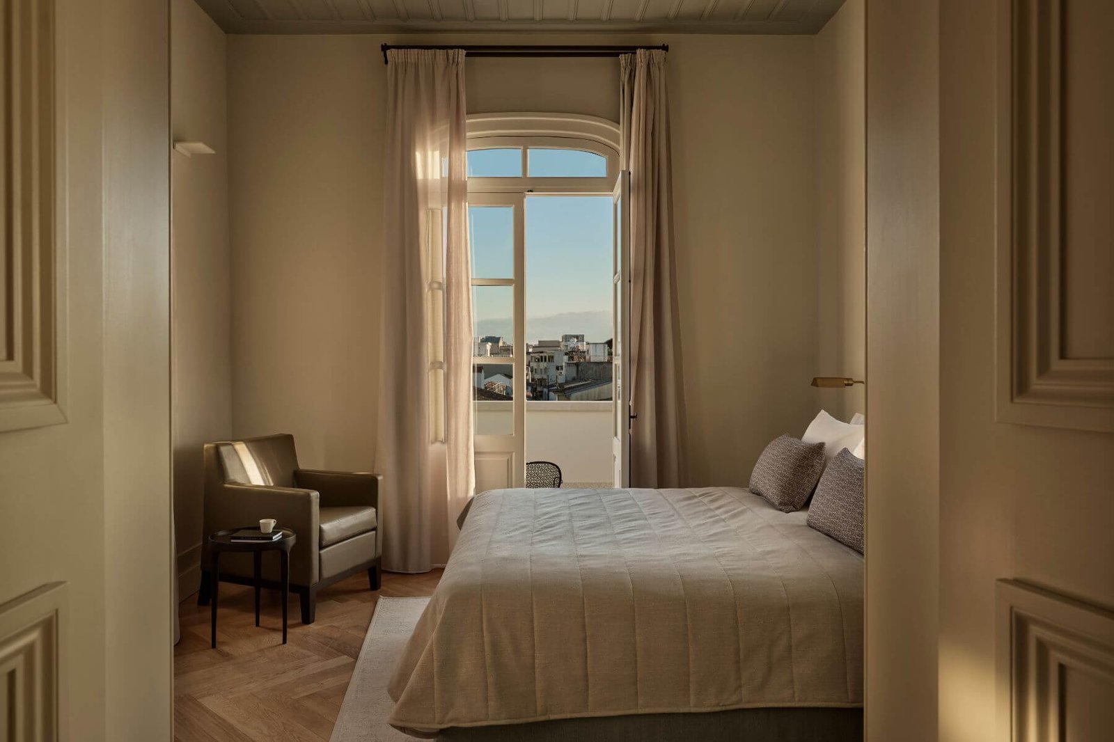 Amyth of Nicosia, rooms