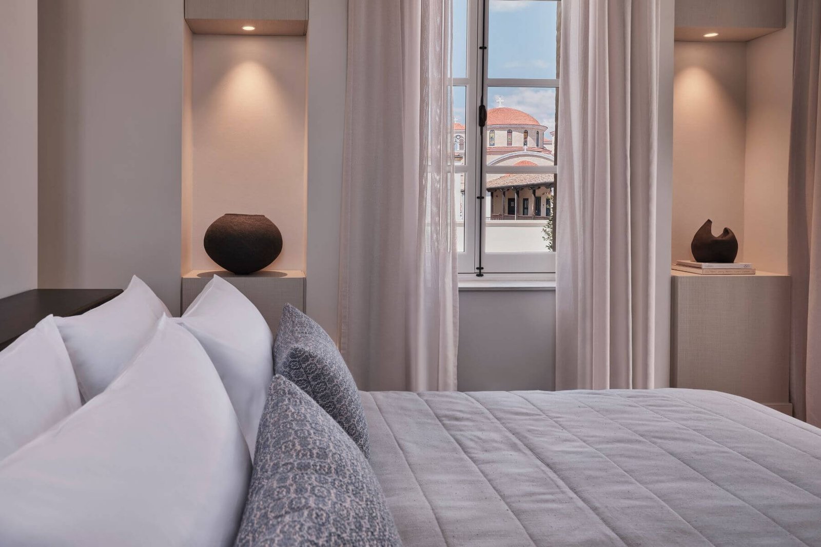 Amyth of Nicosia, rooms