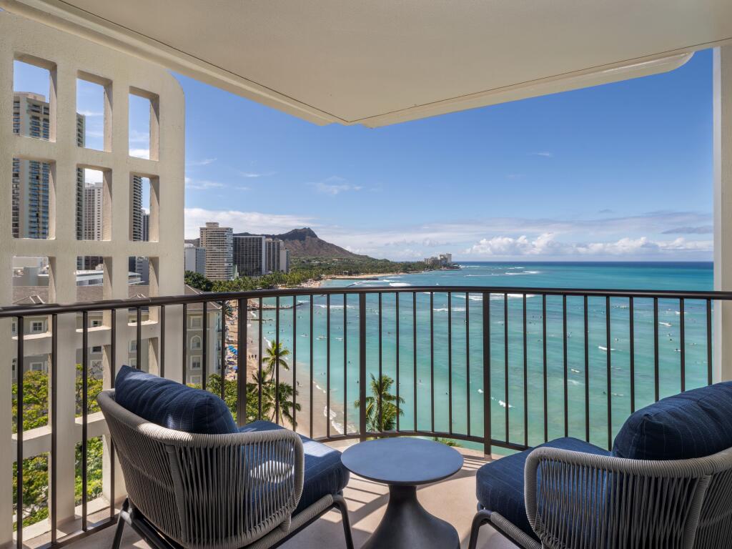 Moana Surfrider, A Westin Resort & Spa — vibe