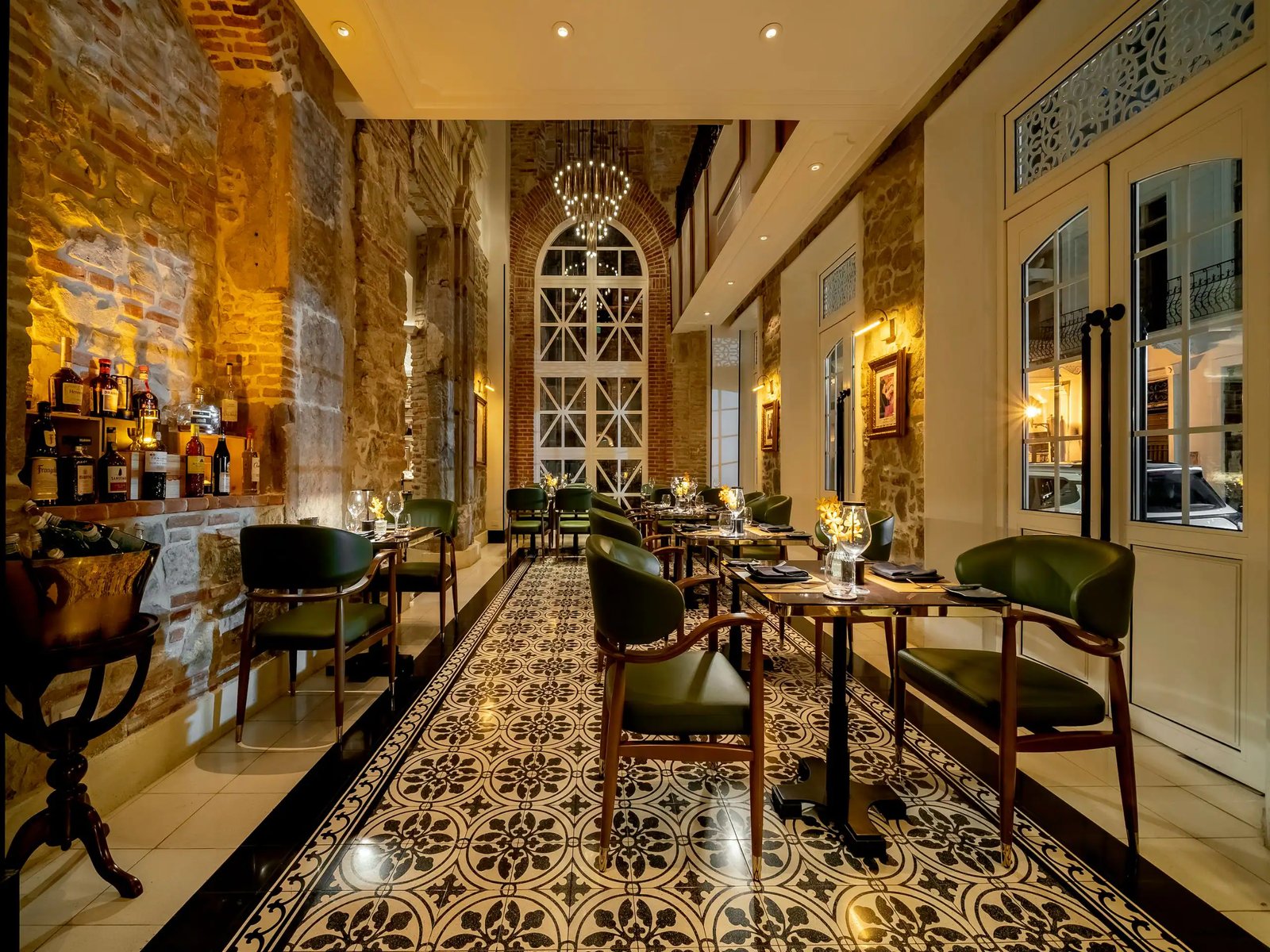 Hotel La Compañía Casco Antiguo - The Unbound Collection by Hyatt, at the table