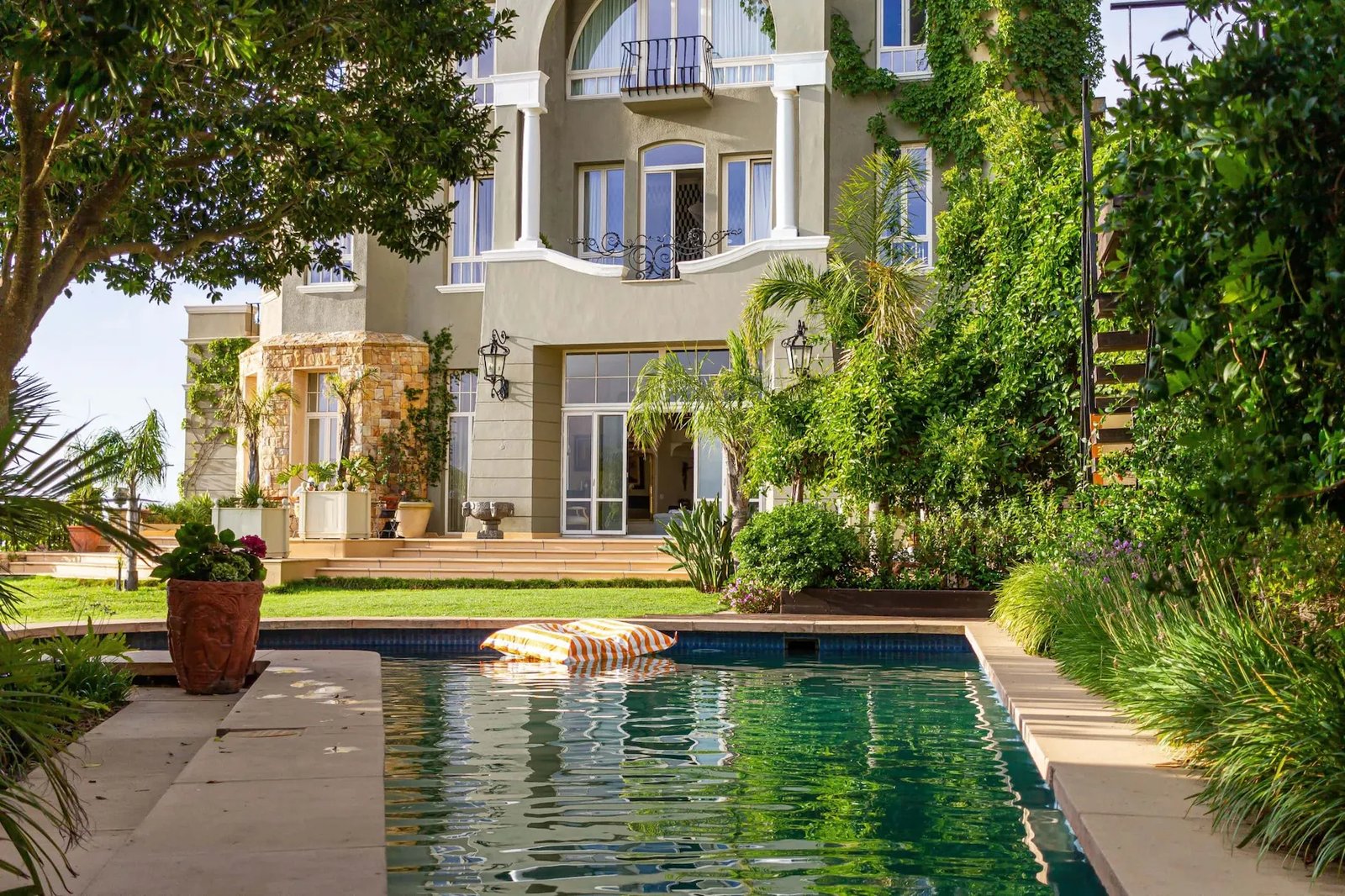 21 Nettleton, the pool