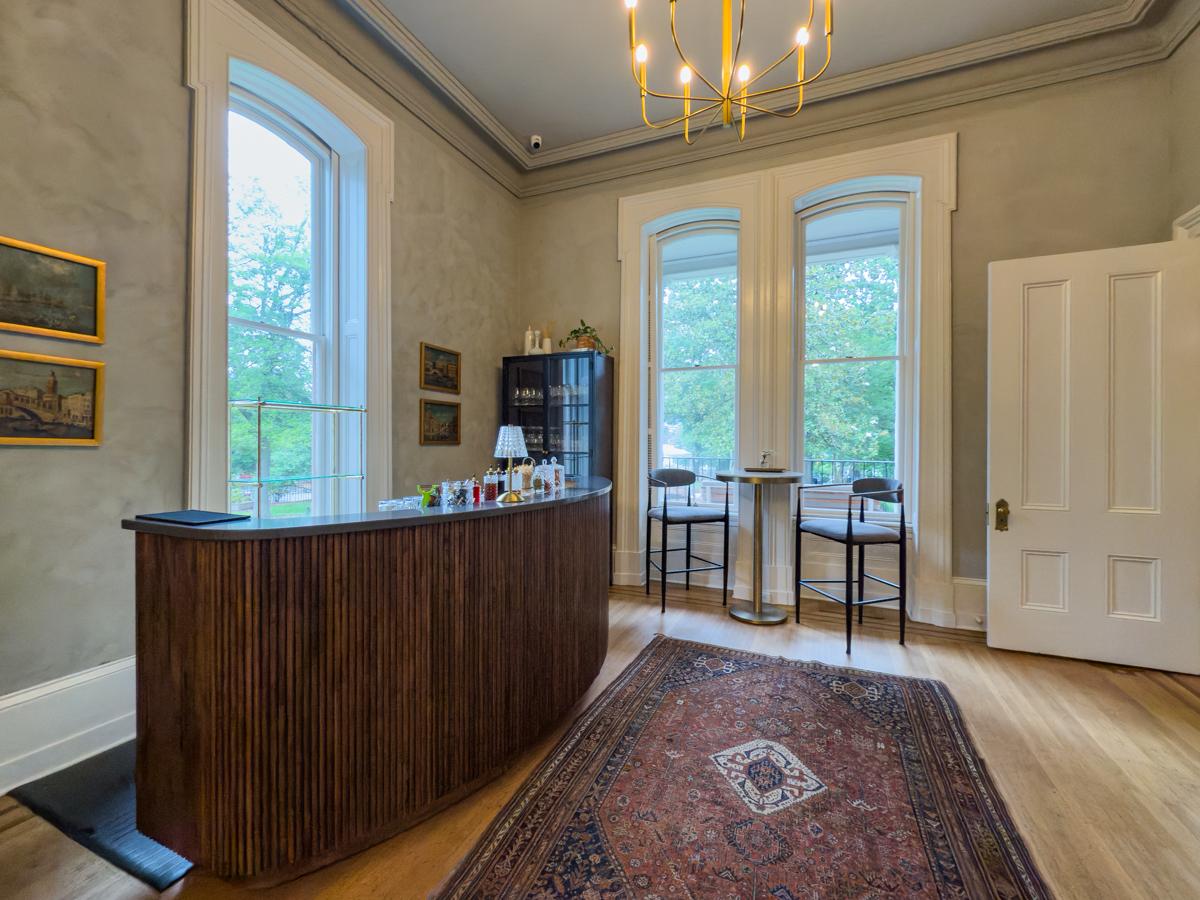 Heights House Hotel, the parlor at heights house