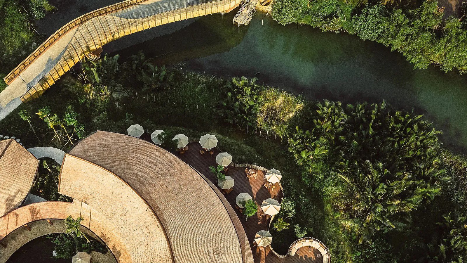 Namia River Retreat, at the table