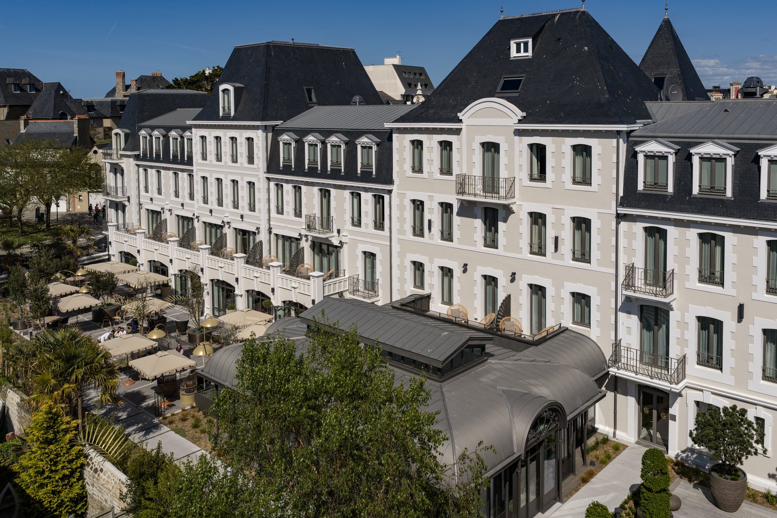 Grand Hotel De Courtoisville, how it began