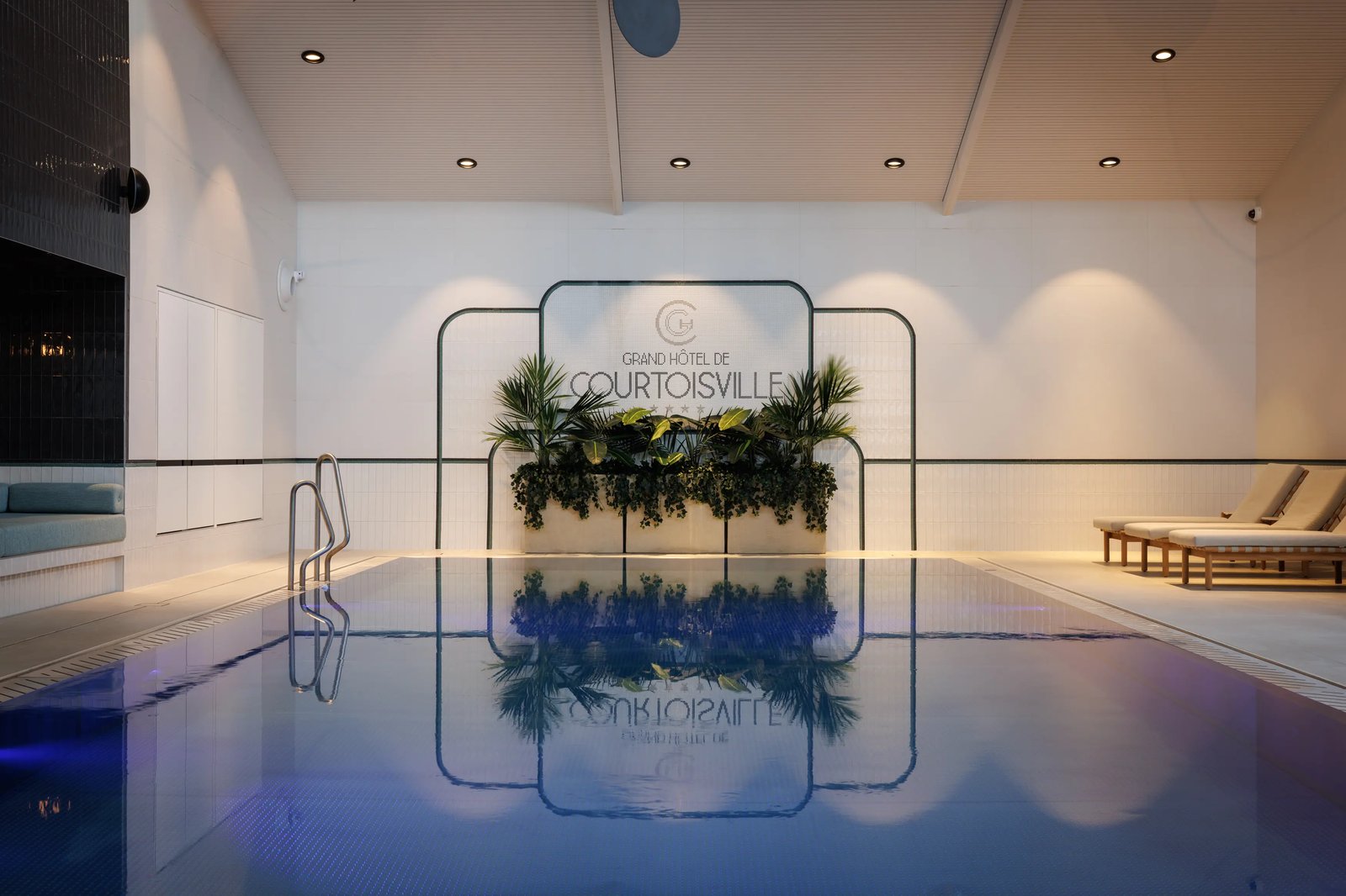 Grand Hotel De Courtoisville, the pool